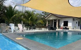 Rumah Armand Private Pool 5 bilik Pengkalan Balak Tg Bidara Masjid Tanah Melaka